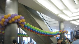 длинные гирлянды из разноцветных шаров в день открытия и презентации