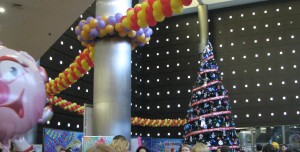 новогодняя ёлка дизайн фойе и зала разноцветными шариками