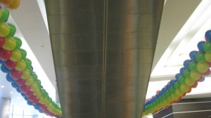 гирлянды из разноцветных шаров украшение эскалатора