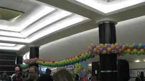 длинные гирлянды из разноцветных шаров под потолок